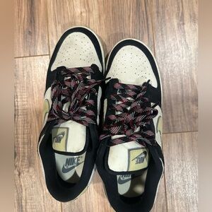 Women’s Nike Dunk Low Size 9